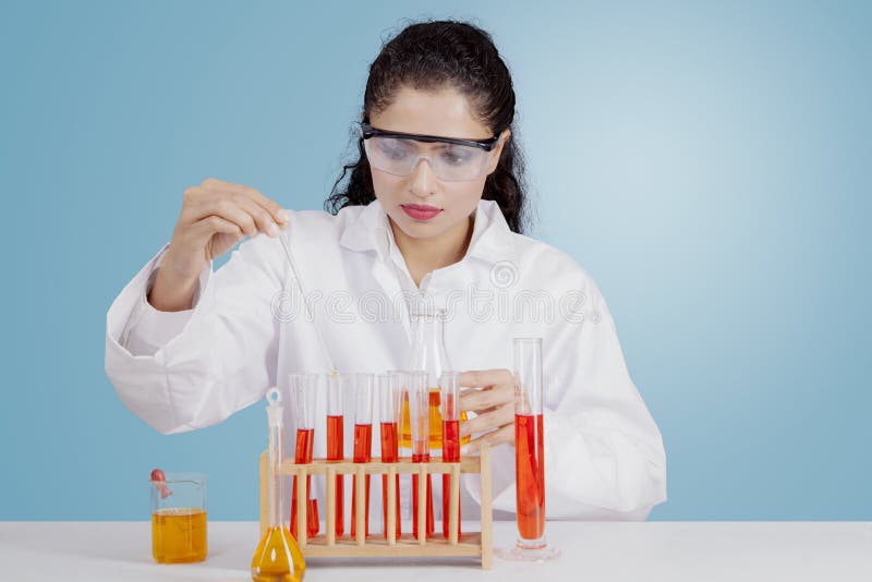 Indiański naukowiec pracuje z substancjami chemicznymi obrazy stock Indiański naukowiec pracuje z substancjami chemicznymi obrazy stock