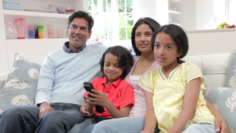 Indiański Rodzinny obsiadanie Na kanapie Ogląda TV Wpólnie