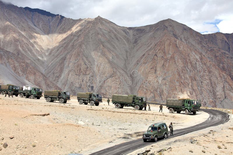 Indiański wojsko konwój ciężarówki
