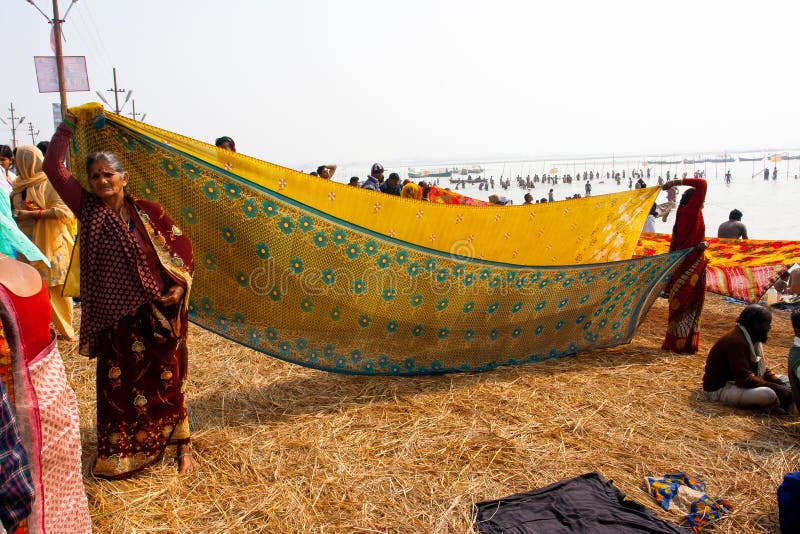 Indiańskie kobiety suszą sari na słońcu obraz stock Indiańskie kobiety suszą sari na słońcu obraz stock