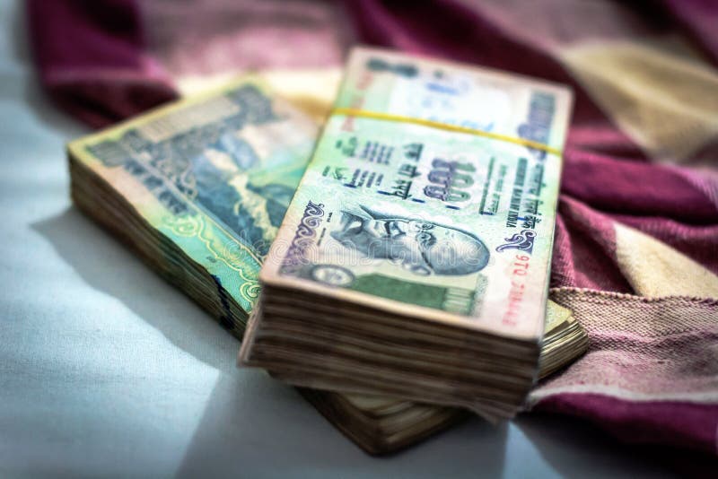 Indiańskiej rupii waluta, pieniądze z rozmytą Indiańską koc na tle zdjęcie stock Indiańskiej rupii waluta, pieniądze z rozmytą Indiańską koc na tle zdjęcie stock