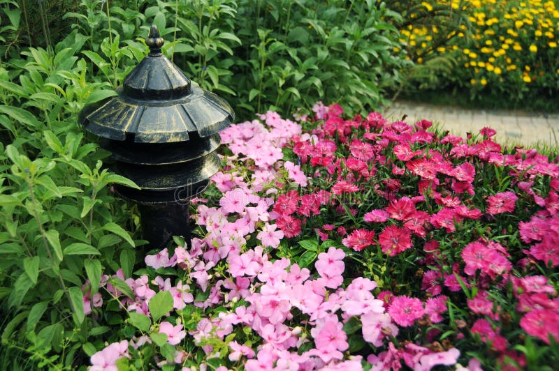 Indicador com um flower-bed fotos de stock Indicador com um flower-bed fotos de stock