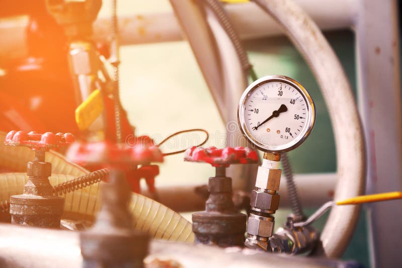 Indicador de presión usando medida la presión en proceso de producción Proceso del petróleo y gas de la supervisión del trabajado imágenes de archivo libres de regalías Indicador de presión usando medida la presión en proceso de producción Proceso del petróleo y gas de la supervisión del trabajado imágenes de archivo libres de regalías