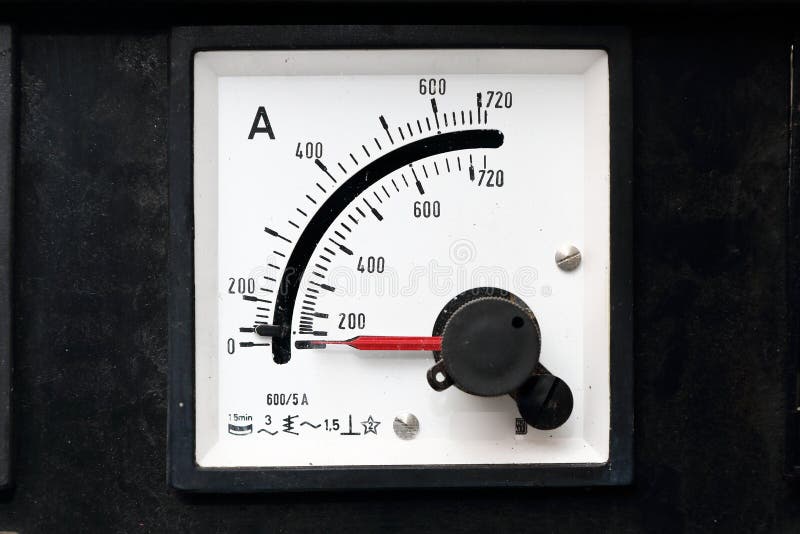 Indicadores viejos para la electricidad con el indicador superior fotografía de archivo Indicadores viejos para la electricidad con el indicador superior fotografía de archivo