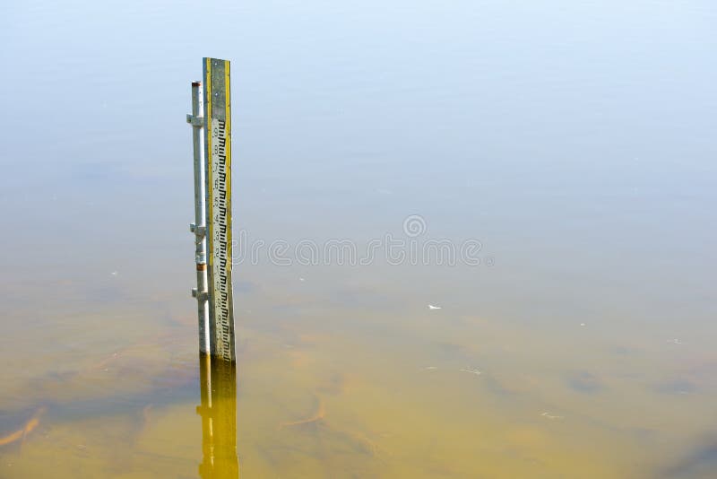 Indicateur de niveau de l'eau dans l'eau de rivière ou de barrage photographie stock Indicateur de niveau de l'eau dans l'eau de rivière ou de barrage photographie stock