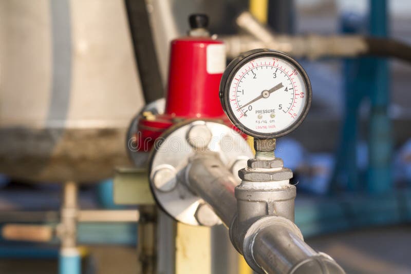 Indicateur de pression à une usine à gaz naturelle images libres de droits Indicateur de pression à une usine à gaz naturelle images libres de droits