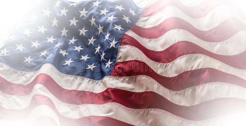 Indicateur des Etats-Unis Amerikanische Flagge Amerikanische Flagge, die im Wind durchbrennt lizenzfreies stockfoto