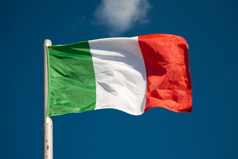 Indicateur italien contre le ciel bleu image stock Indicateur italien contre le ciel bleu image stock