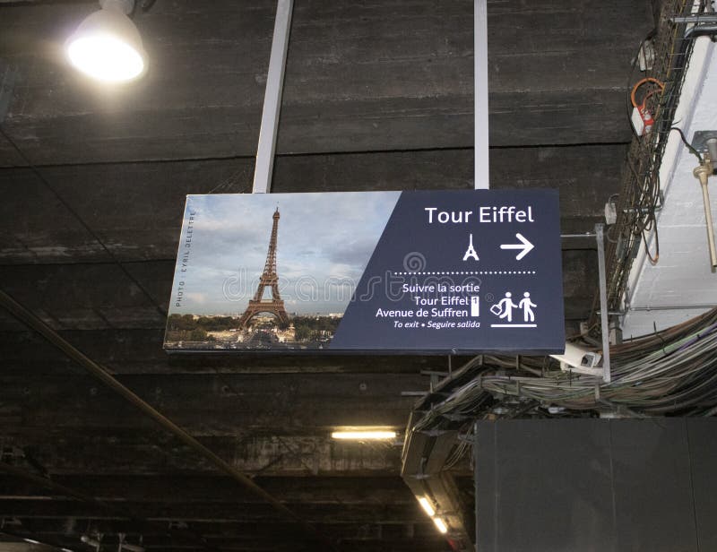 Indicator la stația de metrou. tablou de bord care indică direcția către turnul eiffel. călătoriile în Europa. parisul e cel mai b royalty free stock photography