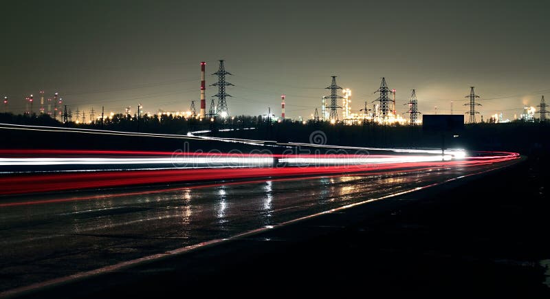 Indicatori luminosi dell'automobile su una strada principale alla notte fotografia stock libera da diritti Indicatori luminosi dell'automobile su una strada principale alla notte fotografia stock libera da diritti