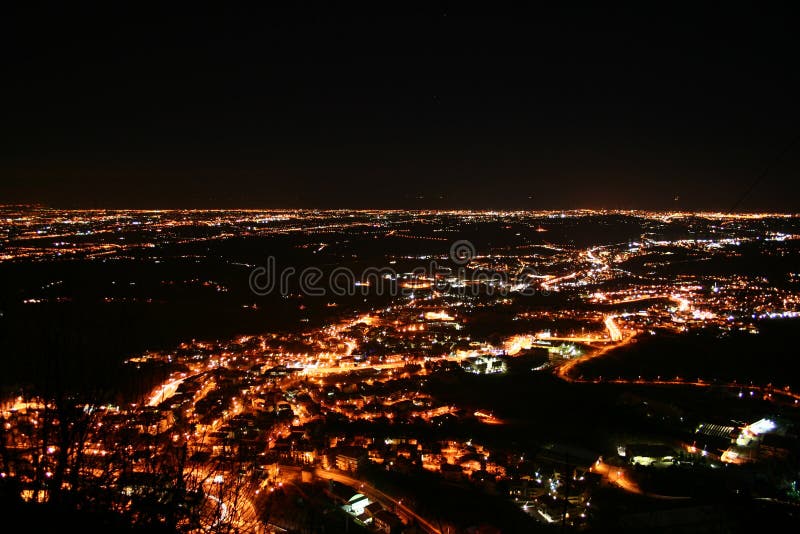 Download Indicatori Luminosi Della Città In Una Valle Immagine Stock - Immagine di marino, uccelli: 3894699
