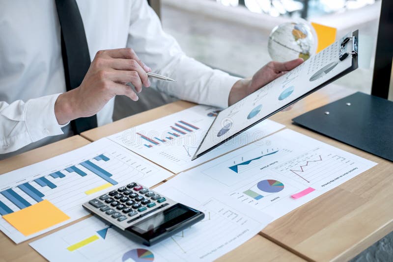 Indicação financeira anual financeira de trabalho do balanço da análise do contador do homem de negócios e do relatório da despes fotografia de stock royalty free