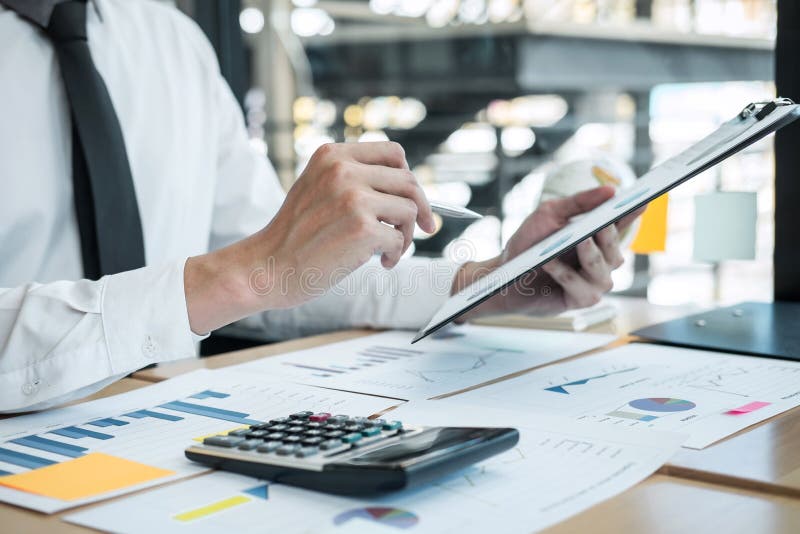 Indicação financeira anual financeira de trabalho do balanço da análise do contador do homem de negócios e do relatório da despes imagem de stock