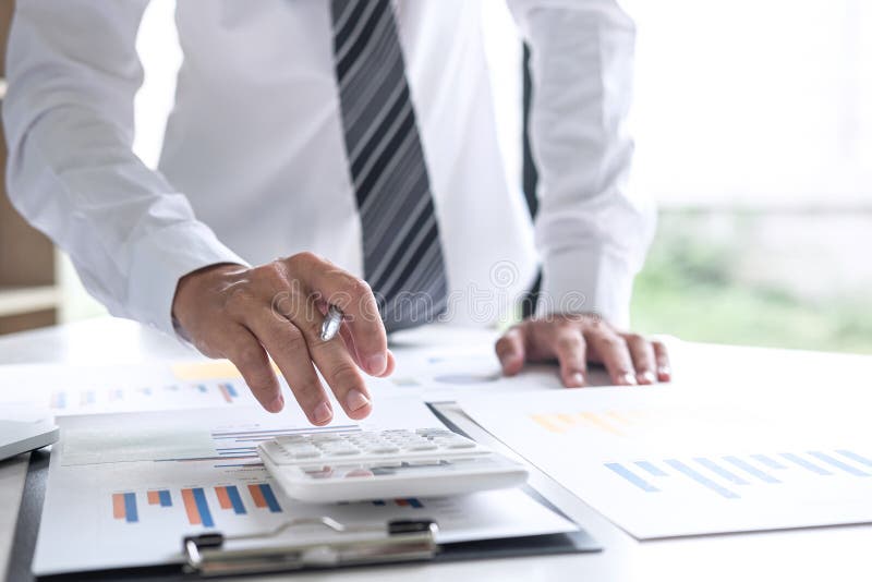 Indicação financeira anual de trabalho do balanço da análise do contador do homem de negócios e do relatório da despesa calculado foto de stock Indicação financeira anual de trabalho do balanço da análise do contador do homem de negócios e do relatório da despesa calculado foto de stock