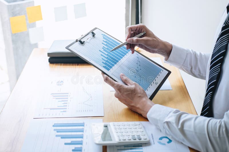 Indicação financeira anual financeira de trabalho do balanço da análise do contador do homem de negócios e do relatório da despes fotografia de stock Indicação financeira anual financeira de trabalho do balanço da análise do contador do homem de negócios e do relatório da despes fotografia de stock