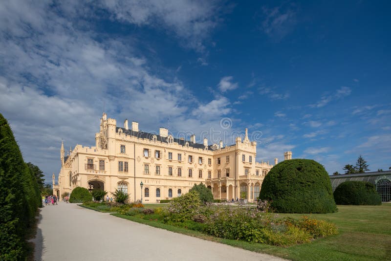 Indichi il castello Lednice in Moravia del sud, repubblica Ceca immagini stock libere da diritti Indichi il castello Lednice in Moravia del sud, repubblica Ceca immagini stock libere da diritti