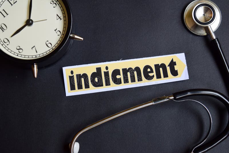 Indicment no papel com inspiração do conceito dos cuidados médicos despertador, estetoscópio preto imagens de stock Indicment no papel com inspiração do conceito dos cuidados médicos despertador, estetoscópio preto imagens de stock