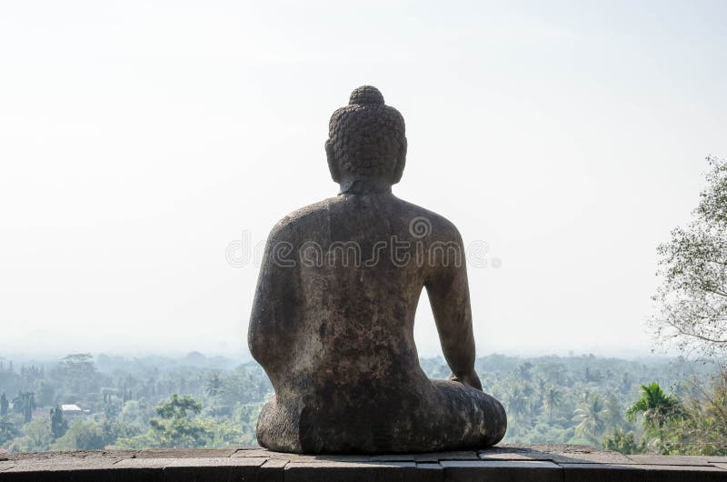 Indietro del tempio di Borobudur della statua di Buddha immagine stock libera da diritti Indietro del tempio di Borobudur della statua di Buddha immagine stock libera da diritti