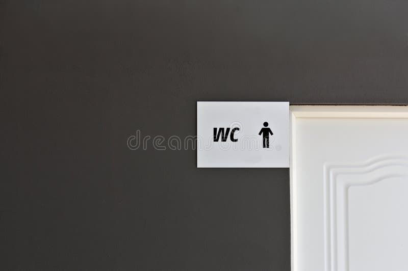 Indikativt tecken att det finns en WC för män nära arkivbilder Indikativt tecken att det finns en WC för män nära arkivbilder
