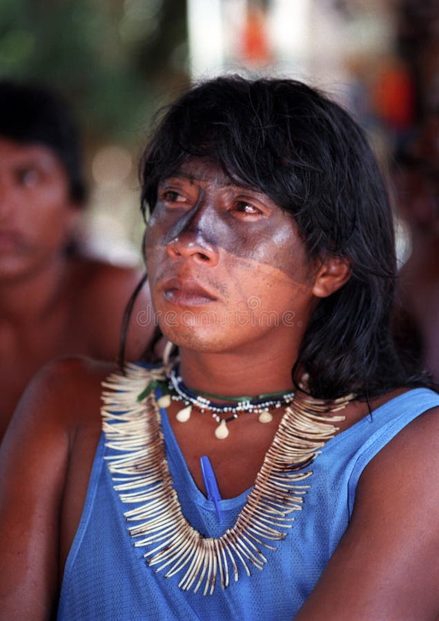 Indio nativo joven del Brasil
