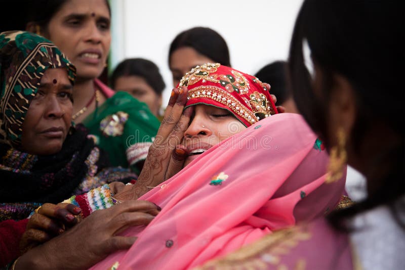 Indisch Huwelijks emotioneel ogenblik stock afbeeldingen Indisch Huwelijks emotioneel ogenblik stock afbeeldingen
