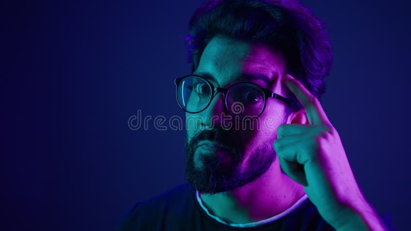 Indisch-man-Entwickler-Internet-Technologie intelligenter Spezialist Hacker cleverer Programmierer Computer-Ingenieur Neon stock video