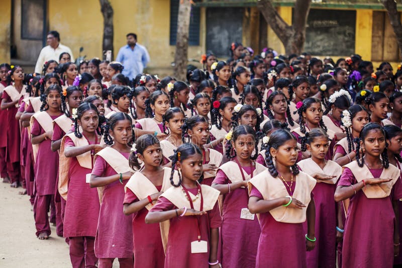 Indische allgemeine Schule, Kinder in den Schuluniformen neuen Tag grüßend lizenzfreie stockfotografie Indische allgemeine Schule, Kinder in den Schuluniformen neuen Tag grüßend lizenzfreie stockfotografie