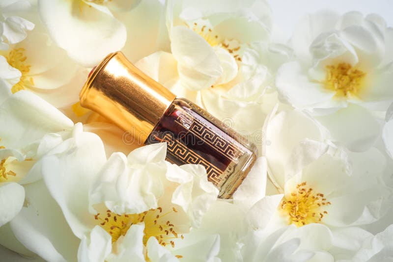 Indische Attar olie Natuurlijk kruidenparfum in een minifles stock afbeelding Indische Attar olie Natuurlijk kruidenparfum in een minifles stock afbeelding