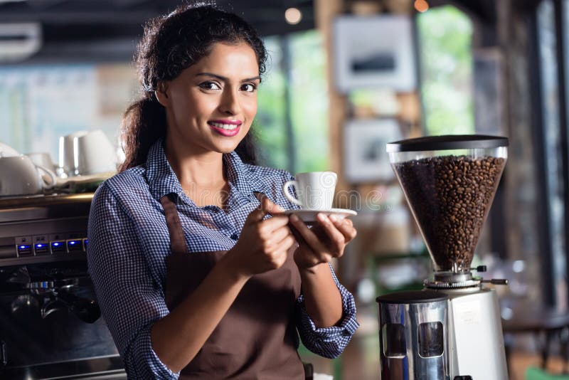 Indische barista die koffie aanbieden stock foto Indische barista die koffie aanbieden stock foto