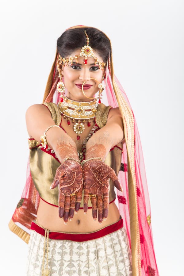 Indische Braut Beuatiful mit Händen oder Hennastrauch Mehendi lizenzfreie stockfotografie Indische Braut Beuatiful mit Händen oder Hennastrauch Mehendi lizenzfreie stockfotografie
