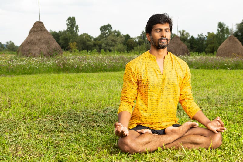 Indische Entspannung durch Yoga stockbilder Indische Entspannung durch Yoga stockbilder