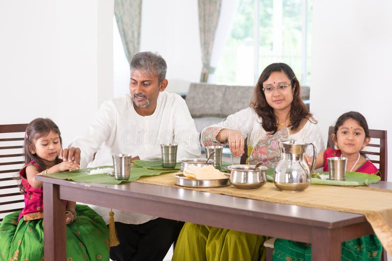 Indische familie die in keuken dineren stock afbeeldingen Indische familie die in keuken dineren stock afbeeldingen