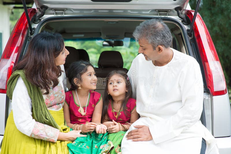 Indische familie die naar vakantie gaan stock foto's Indische familie die naar vakantie gaan stock foto's