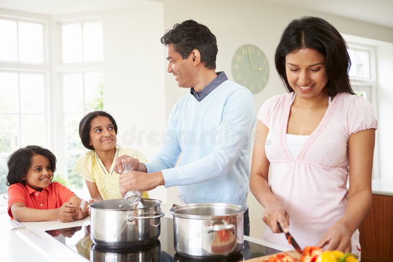 Indische Familie Kokende Maaltijd thuis