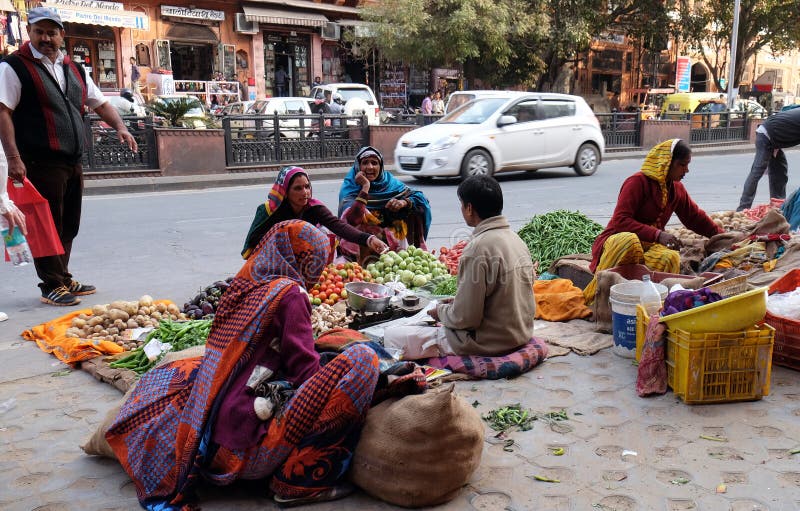 Indische Frauen verkaufen Obst und Gemüse durch die Seite der Straße in Jaipur stockfoto Indische Frauen verkaufen Obst und Gemüse durch die Seite der Straße in Jaipur stockfoto