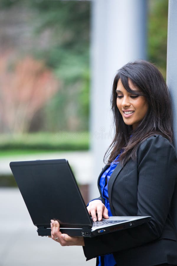 Indische Geschäftsfrau mit Laptop lizenzfreie stockfotografie Indische Geschäftsfrau mit Laptop lizenzfreie stockfotografie