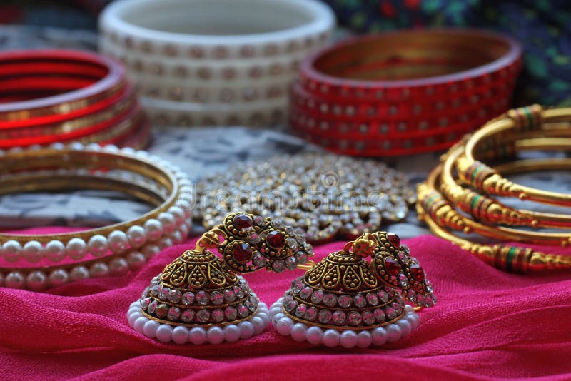 Indische Haardekoration sowie viele Armbänder und Bälle liegen auf einem farbigen traditionellen Schal stockbilder Indische Haardekoration sowie viele Armbänder und Bälle liegen auf einem farbigen traditionellen Schal stockbilder