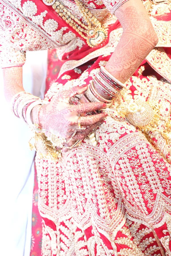 Indische Heiratkleidung Und Lebensstil Indische Gujaratibraut Oder Dulhan In Ihrem Dressindian Atti Ehe Der Traditionellen Ethni Stockbild Bild Von Kleidung Ethnisch 195907963