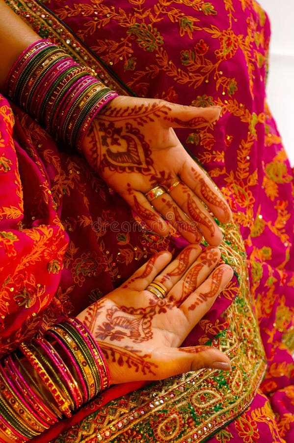 Indische Hochzeitsbraut, die Hennastrauch angewendet erhält stockfotos Indische Hochzeitsbraut, die Hennastrauch angewendet erhält stockfotos