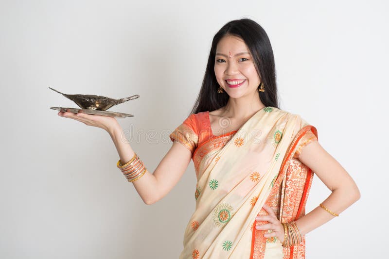 Indische huisvrouwenhand die lege plaat houden royalty-vrije stock foto's Indische huisvrouwenhand die lege plaat houden royalty-vrije stock foto's