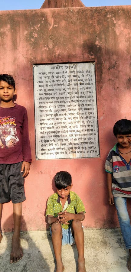 Indiase kinderen bij de oude Kabir Math, Varanasi stock fotografie