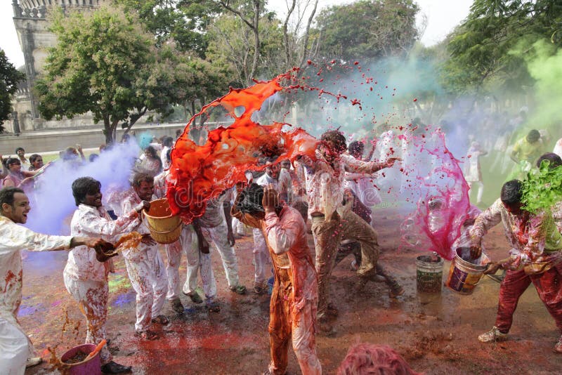 Indische Leute, die Holi-Festival feiern