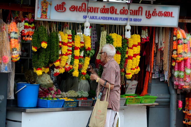 Indische mens bij Weinig van de de bloemslinger van India winkel Singapore stock afbeeldingen Indische mens bij Weinig van de de bloemslinger van India winkel Singapore stock afbeeldingen