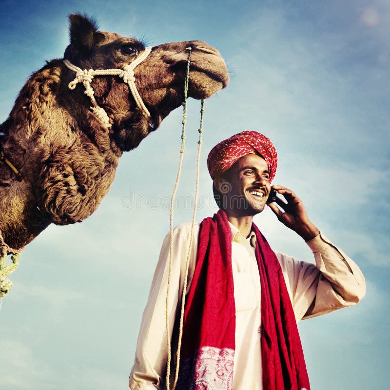 Indische Mens op het Communicatie van de Telefoonkameel Concept stock foto's Indische Mens op het Communicatie van de Telefoonkameel Concept stock foto's