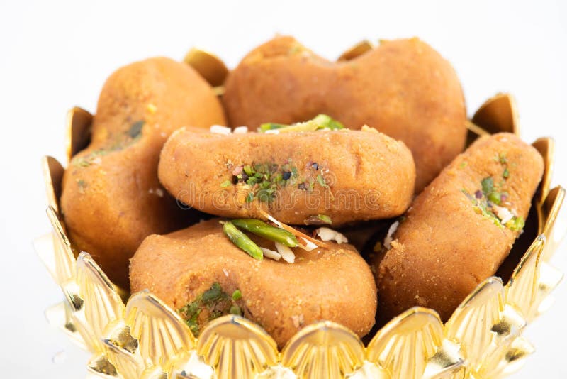 Indische mithai braun mathura peda oder meetha pera aus kondensierter milch fudge khoya mawa kesar khoa pista mava malai in pure d lizenzfreie stockbilder