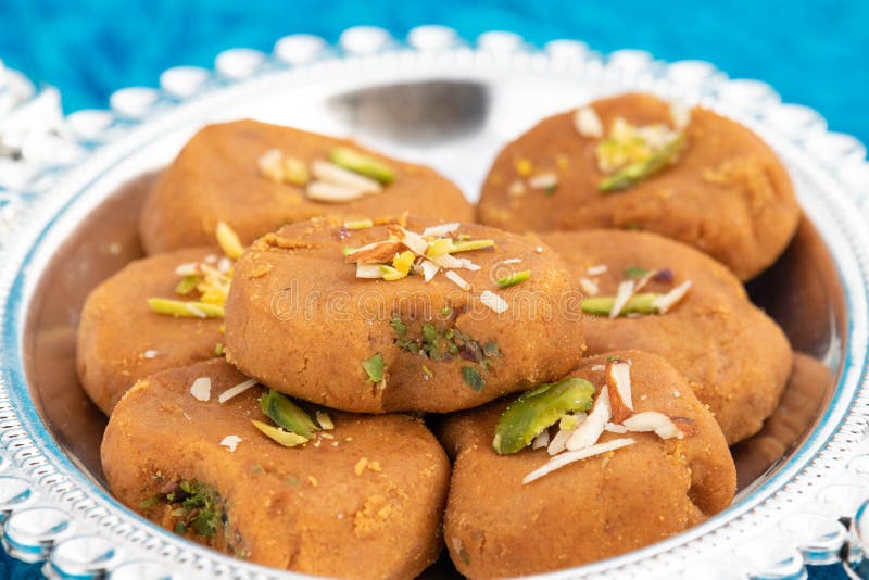 Indische mithai braun mathura peda oder meetha pera aus kondensierter milch fudge khoya mawa kesar khoa pista mava malai in pure d lizenzfreie stockfotos