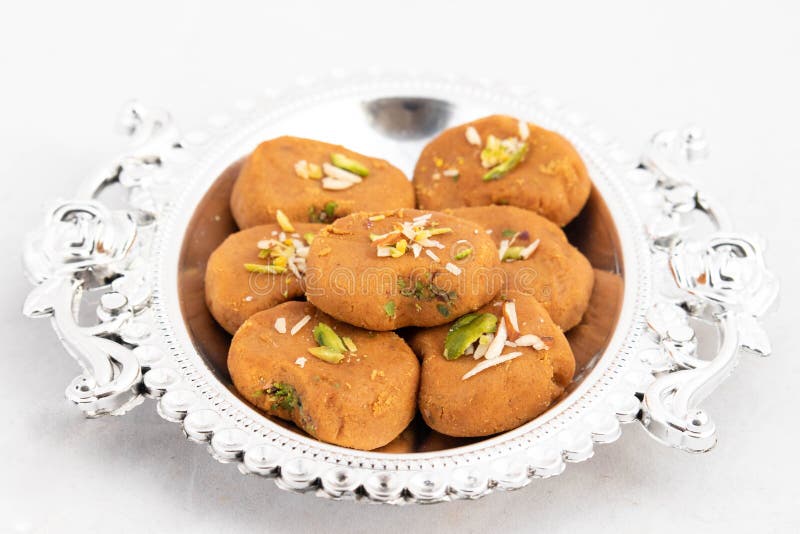Indische mithai braun mathura peda oder meetha pera aus kondensierter milch fudge khoya mawa kesar khoa pista mava malai in pure d lizenzfreie stockfotos