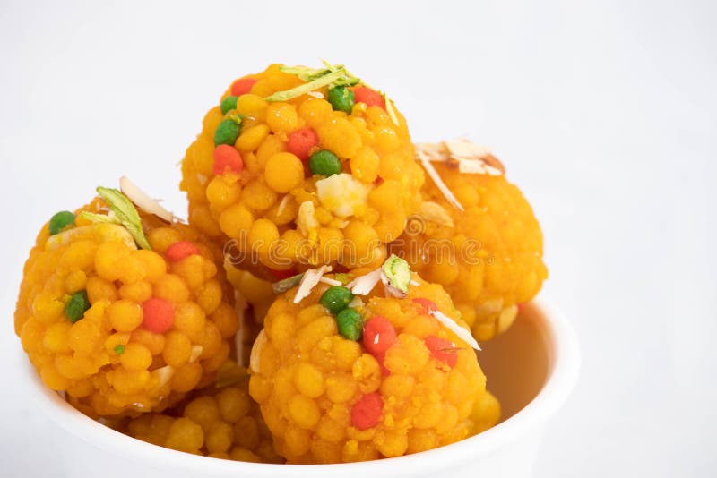 Indische mithai jodhpuri laddu auch genannt boondi oder bundi ladoo gebraten in desi ghee. meetha laddoo ist vor allem in rajastha stockfotografie