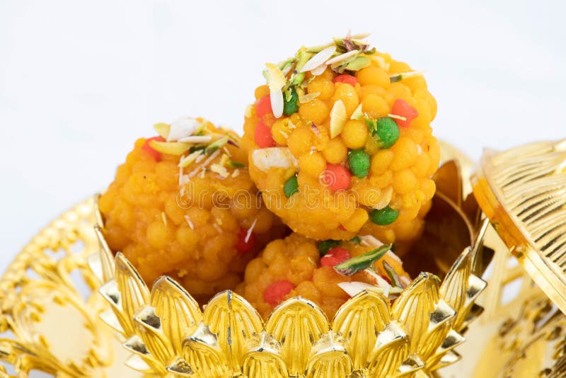 Indische mithai jodhpuri laddu auch genannt boondi oder bundi ladoo in goldenen Nachtisch-Schale dekoriert. meetha laddoo gebraten stockbilder