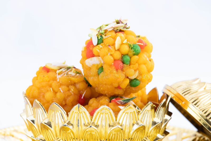 Indische mithai jodhpuri ladoo auch als boondi oder bundi ladoo aus besan desi ghee in goldener schale. Meetha laddoo wird auf lizenzfreie stockfotos